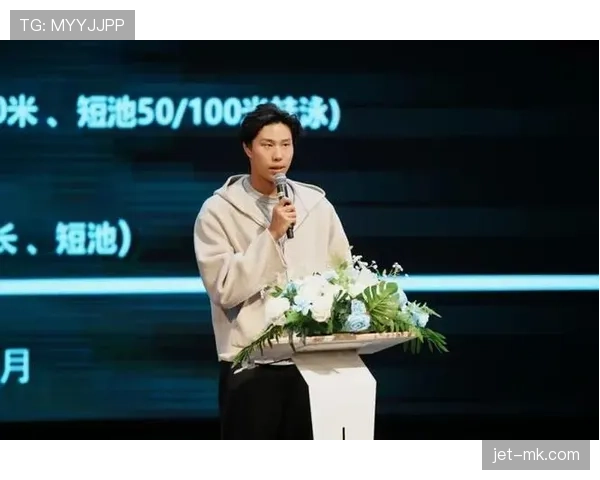 覃海洋训练完直接去奢侈品店刷卡，柜姐以为他是替老板跑腿的