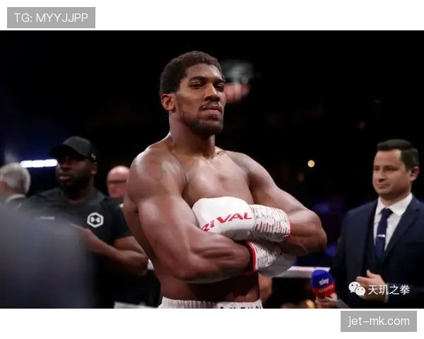 约书亚赛前还在吃炸鸡？这自律人设有点绷不住了